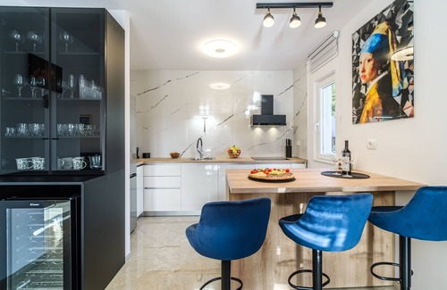 Cove Makarac (Milna) House | Villa Renesansa: Oceanfront Getaway with Private Pool
