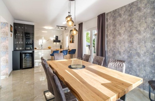 Cove Makarac (Milna) House | Villa Renesansa: Oceanfront Getaway with Private Pool