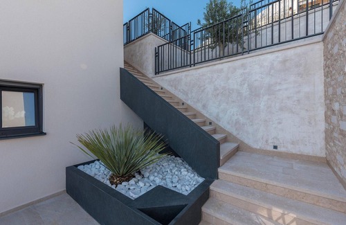 Moca House | Spacious 4 Bedroom Accommodation with Pool in Makarska