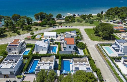 Valbandon Villa | Villa Rial 1: Oceanfront Retreat with Pool & Hot Tub