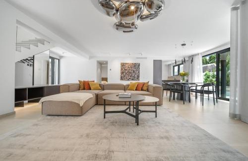 Golden Mile Villa | Beachfront Villa Rio Verde with Pool & Child-Friendly Amenities