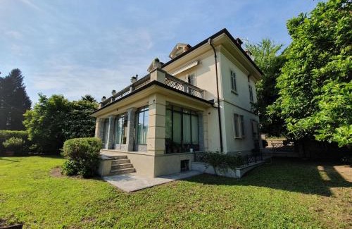 Suna Villa | Elegant Villa Rita: 4-Star Retreat with Hot Tub & Family Fun