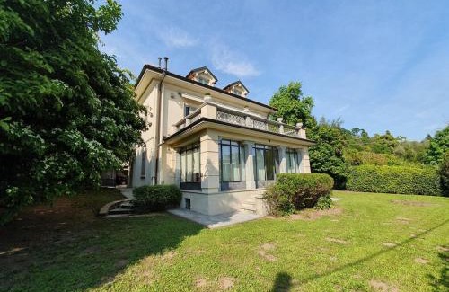 Suna Villa | Elegant Villa Rita: 4-Star Retreat with Hot Tub & Family Fun