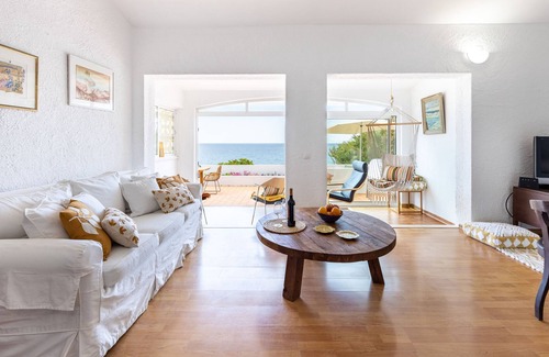 Praia da Luz Villa | Villa Rock'n'ocean: Oceanfront Escape with Pool & Spa