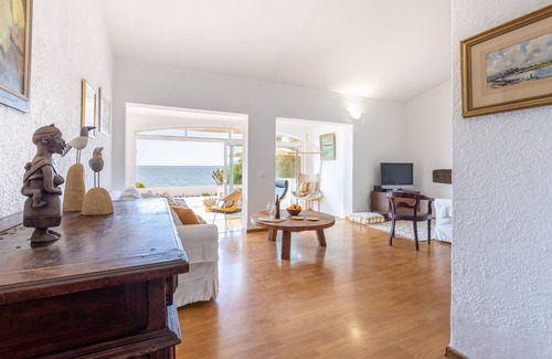 Praia da Luz Villa | Villa Rock'n'ocean: Oceanfront Escape with Pool & Spa
