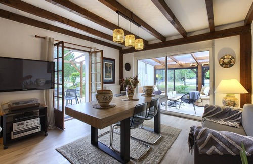 Saint-Aubin-de-Medoc Villa | Villa 'Rodolphe 8': Private Pool, Terrace & Wi-Fi Awaits