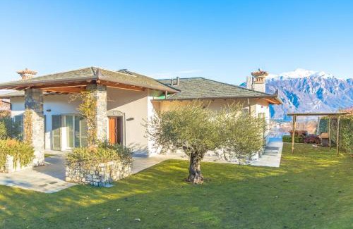 Cadenabbia Villa | Inviting Villa Rogaro Corinna: Oceanfront with Pool