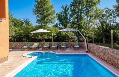 Silo Apartment | Family-Friendly Villa Romana with Pool and Kitchen Access