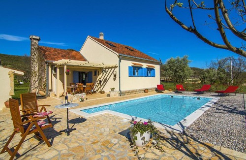 Krusvar Villa | Villa Romansa: Peaceful Retreat with Heated Pool & BBQ
