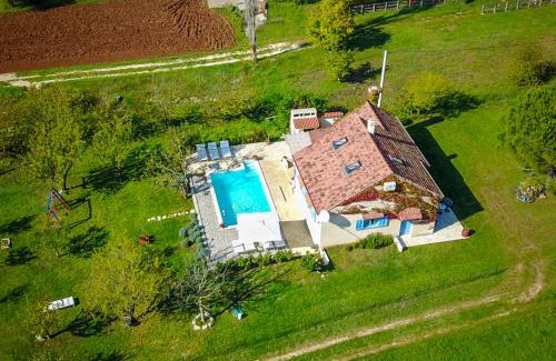 Krusvar Villa | Villa Romansa: Peaceful Retreat with Heated Pool & BBQ