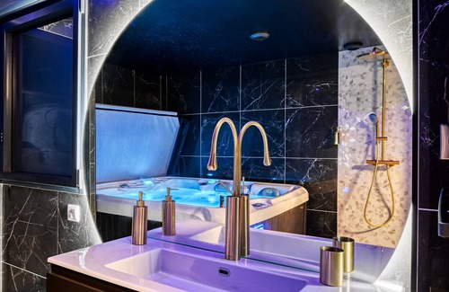 Saint-Cyr-l'Ecole Villa | Romantic Villa with Spa Just 15 Minutes from Paris