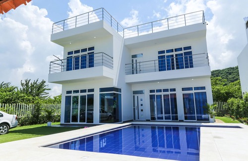 Santa Veronica Cabin | Villa Romantica: Just 5 Minutes from the Beach Awaits
