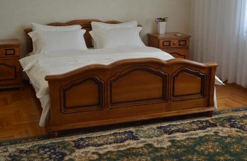 Chisinau Villa | Delightful Villa Romantica: 4-Star Comfort and Hot Tub Bliss