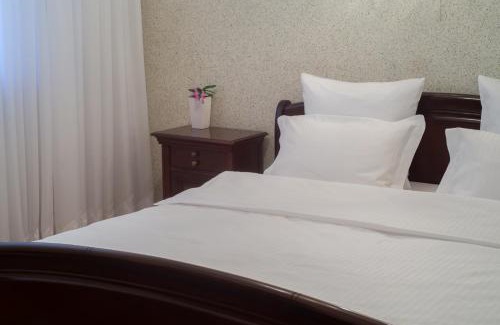 Chisinau Villa | Delightful Villa Romantica: 4-Star Comfort and Hot Tub Bliss