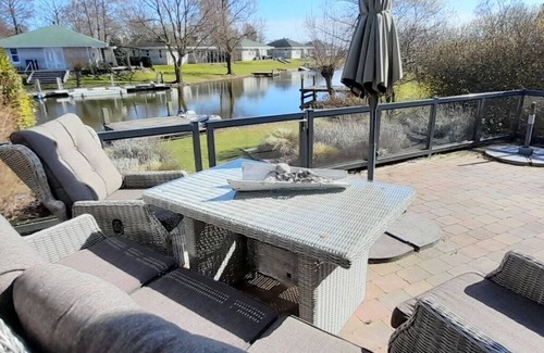 Makkum House | Indulge at Villa Romantika: Pet-Friendly with Spa & Breakfast