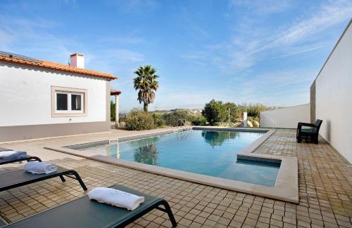 Caldas da Rainha Villa | Villa Rosa: Poolside Retreat with Jacuzzi & 10/10 Score