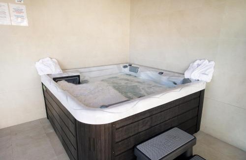 Caldas da Rainha Villa | Villa Rosa: Poolside Retreat with Jacuzzi & 10/10 Score