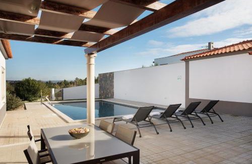 Caldas da Rainha Villa | Villa Rosa: Poolside Retreat with Jacuzzi & 10/10 Score