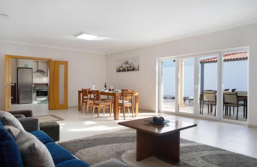 Caldas da Rainha Villa | Villa Rosa: Poolside Retreat with Jacuzzi & 10/10 Score