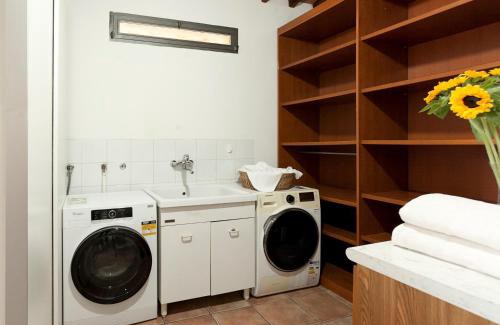 Figline e Incisa Valdarno Apartment | Experience Villa Rosa nel Chianti with Ocean View & Pool