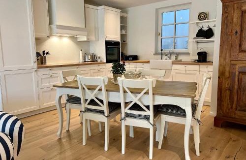 Hoyren Apartment | Villa Rosenhof: Oceanfront Retreat with Pool & Family Comfort