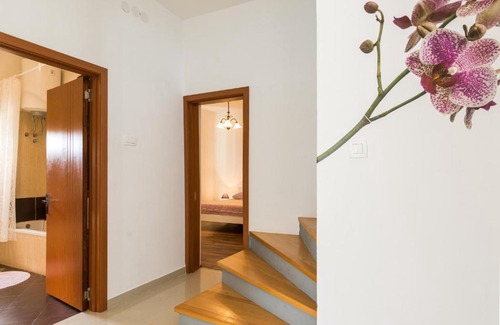 Vosteni House | Villa Roza: Pet-Friendly Retreat with Pool & High Ratings
