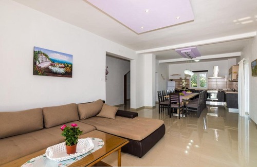 Vosteni House | Villa Roza: Pet-Friendly Retreat with Pool & High Ratings