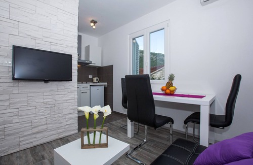 Rozat Apartment | Relaxing Villa Roza: One-Bedroom Apartment with Balcony