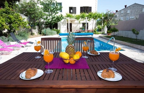Rozat Apartment | Relaxing Villa Roza: One-Bedroom Apartment with Balcony