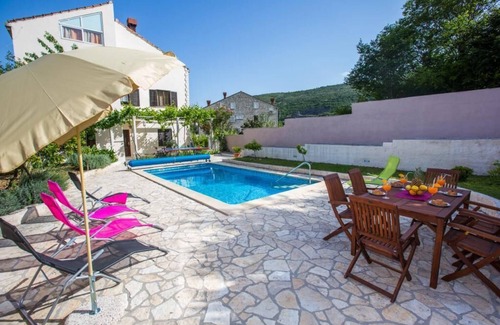 Rozat Apartment | Villa Roza - Cozy Studio Apartment with Pool and Balcony
