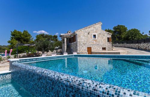Okrug Villa | Unforgettable Villa Rudini: Oceanfront Oasis with Pool