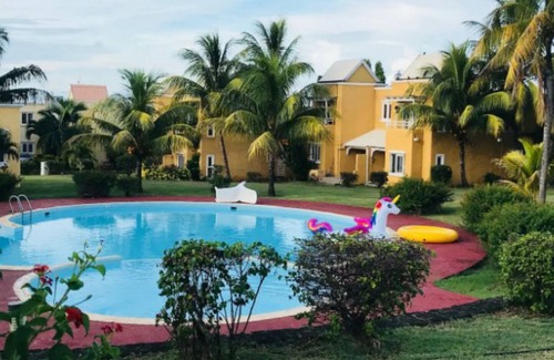 Albion House | Tranquil Villa with Pool in Serene Garden Oasis