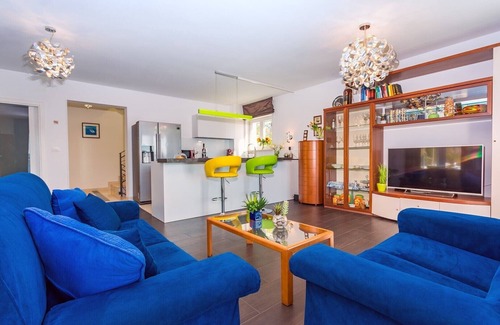 Mimice Villa | Villa S&A: Relaxing Escape with Private Heated Pool