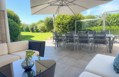 Seekirchen am Wallersee Villa | Villa Seekirchen: Exclusive living with private pool and garden for families