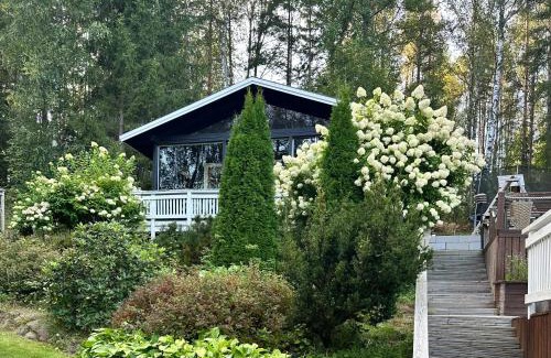 Salo House | Villa M&M: Family-Friendly Retreat with Hot Tub & Kitchen