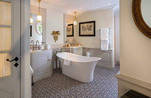 Couronne Urbaine Hotel | Elegant Villa Saint Ange: 5-Star Oasis with Spa & Pool