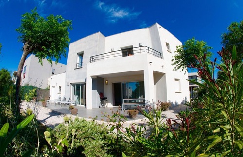 Sete Villa | Villa Saint Louis: Oceanfront Retreat with Pool & Bikes