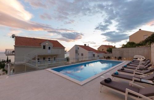 Plat House | Villa Samba: Oceanfront Retreat with Pool & Child-Friendly Amenities