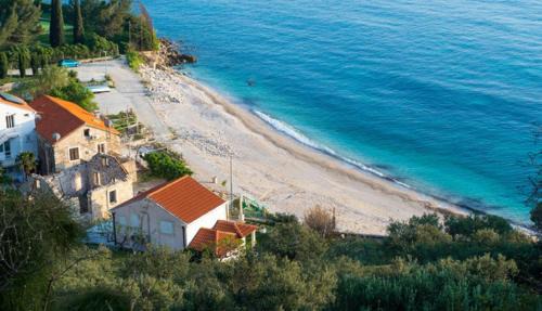 Plat House | Villa Samba: Oceanfront Retreat with Pool & Child-Friendly Amenities