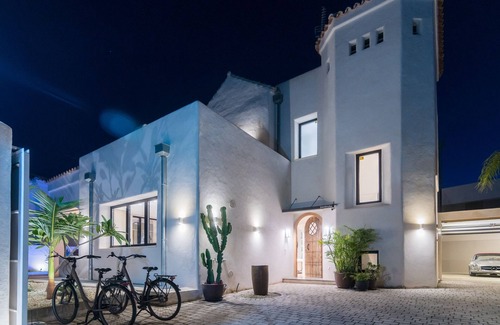 Golden Mile Villa | Villa Samba - Family-Friendly 4 Bedroom Villa Steps from Beach
