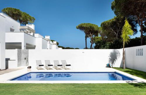 Los Gallos-Cerromolino House | Villa Santa Clara 21a: Pet-Friendly Retreat, Rated 10/10