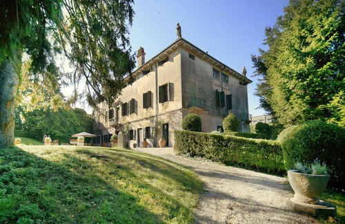 San Pietro in Cariano Villa | Experience Elegance at Villa San Bonifacio, Valpolicella