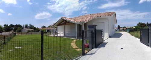 Sanguinet House | Villa Sanguinet: Family-Friendly Retreat near Arcachon Bay