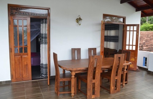 Thiranagama Villa | Family-Friendly Villa Sanjula: Enjoy Breakfast in Hikkaduwa