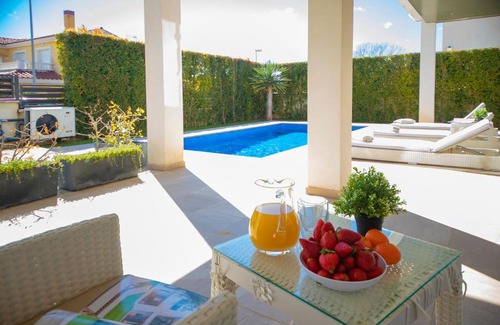 Cambrils Villa | Villa Santander: 4-Star Ocean View Retreat with Pool