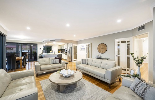 Halls Head Villa | Villa Santavea - Exclusive Resort with Spa & Hot Tub Amenities