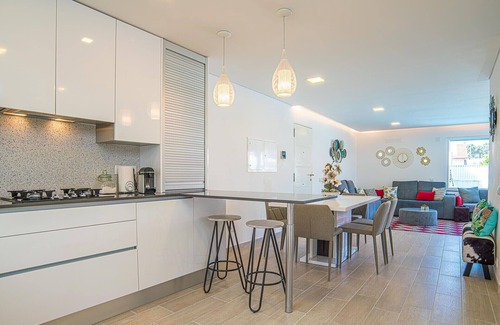 Charneca de Caparica e Sobreda Villa | Indulge in Villa Santi - Pet-Friendly Retreat with Pool