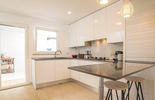 Charneca de Caparica e Sobreda Villa | Indulge in Villa Santi - Pet-Friendly Retreat with Pool