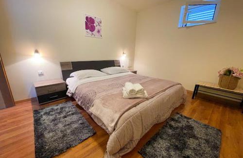 Cista Provo House | Villa Sara: Pet-Friendly Retreat with Pool & Family Amenities