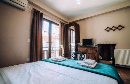 Varosh Apartment | Scenic Villa Sara: Family-Friendly Retreat with Lake Views